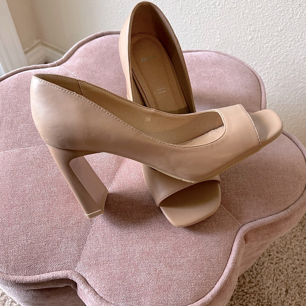 Bata leather, rare Italian design, high heel shoes, color nude, European size 39